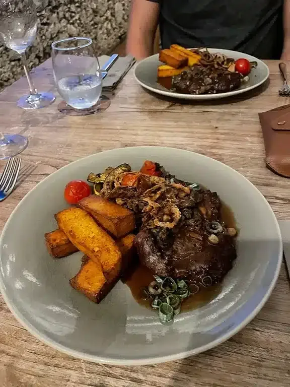 Steak diner in geweldig restaurant in Willemstad bij Fort Nassau