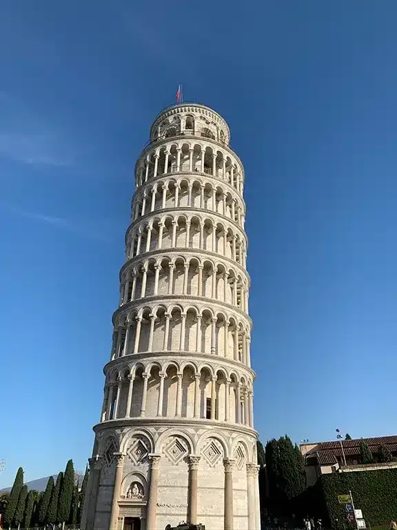 The leaning tower of Pisa in front of a bright blue sky