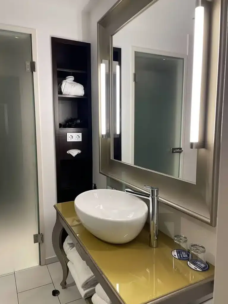 Bathroom sink and mirror in the Steigenberger Hotel Vienna