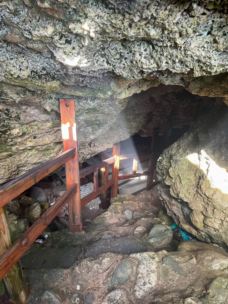 Grot bij Boka Tabla trap naar beneden langs een aantal stenen in een grot