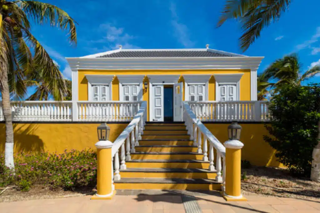 Oranje landhuis voormalig plantagehuis op Bonaire