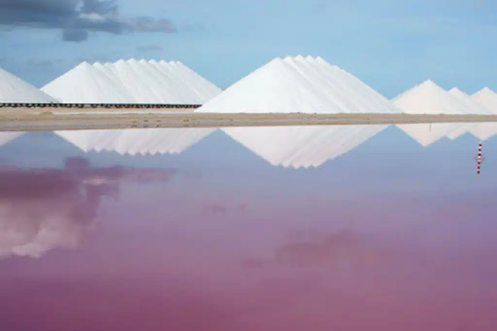 Witte zoutbergen voor het roze meer