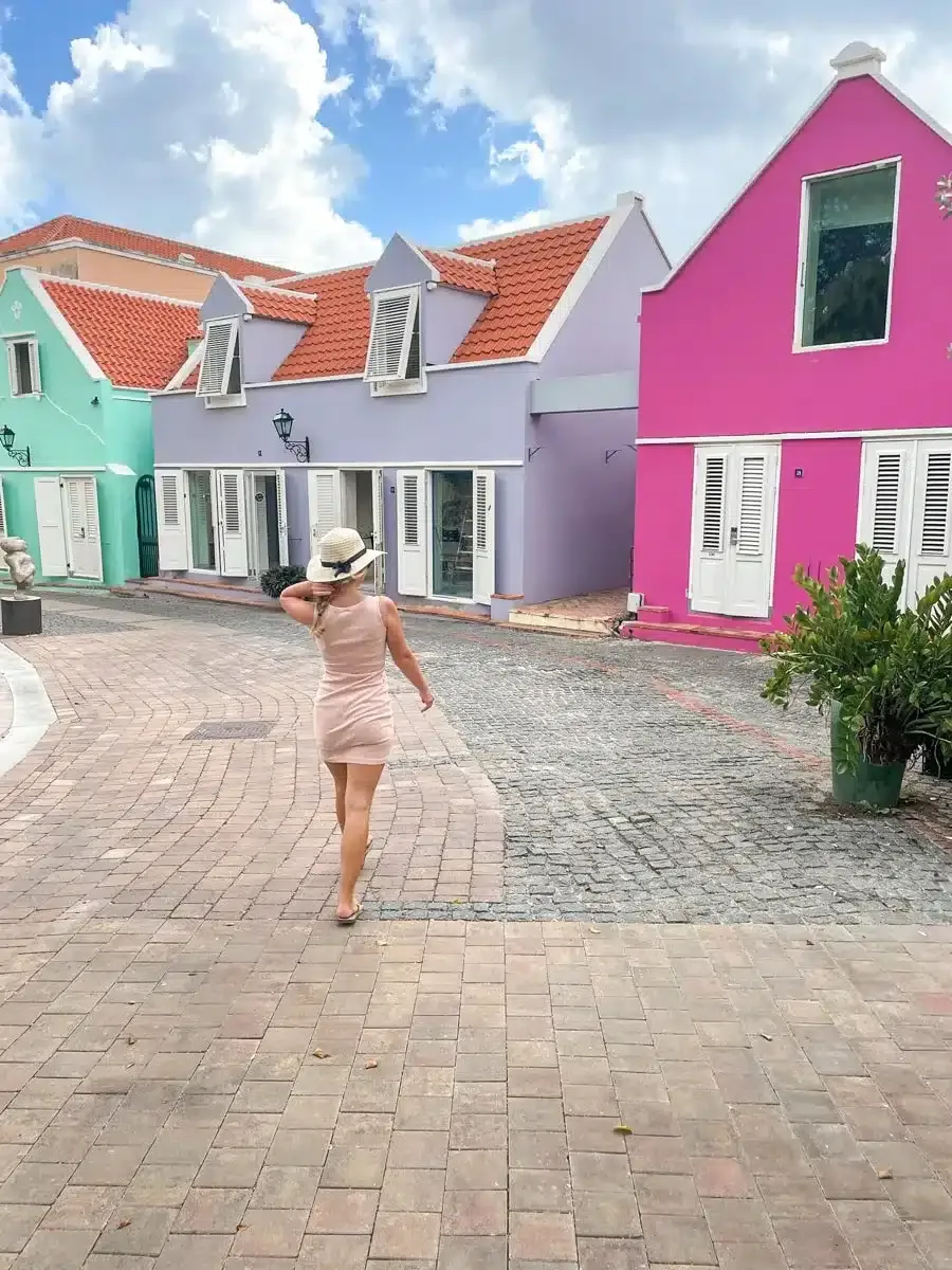 De auteur lopend langs kleurrijke gebouwen in Otrobanda Curacao