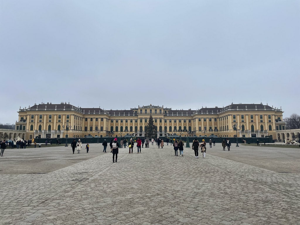 picture of the christmas market in front of schoenbrunn palace