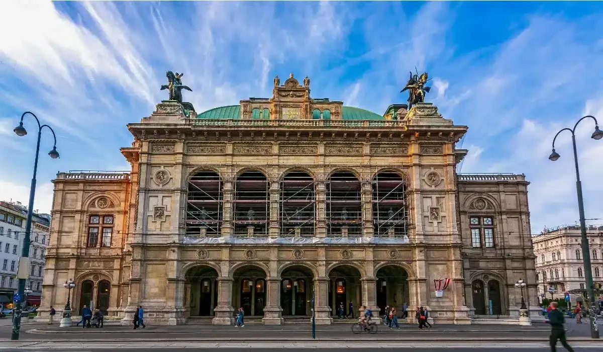 picture of famous opera house in vienna 