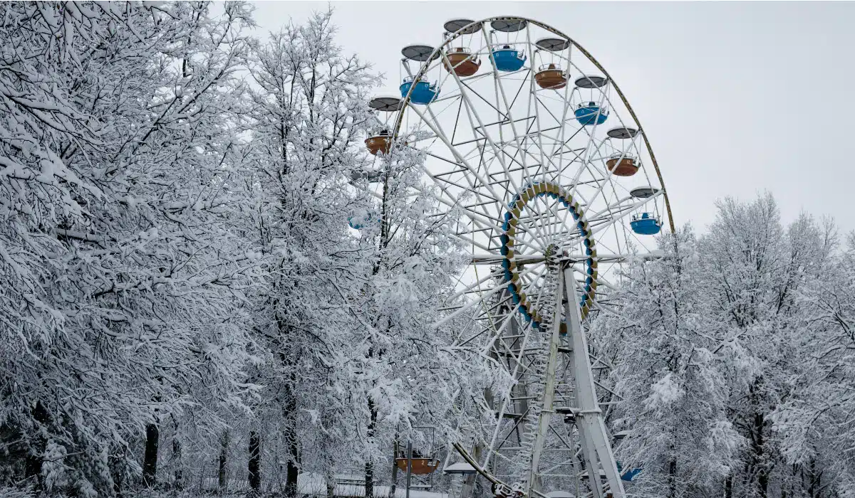 picture of the big ferris wheel in vienna covered in snow 