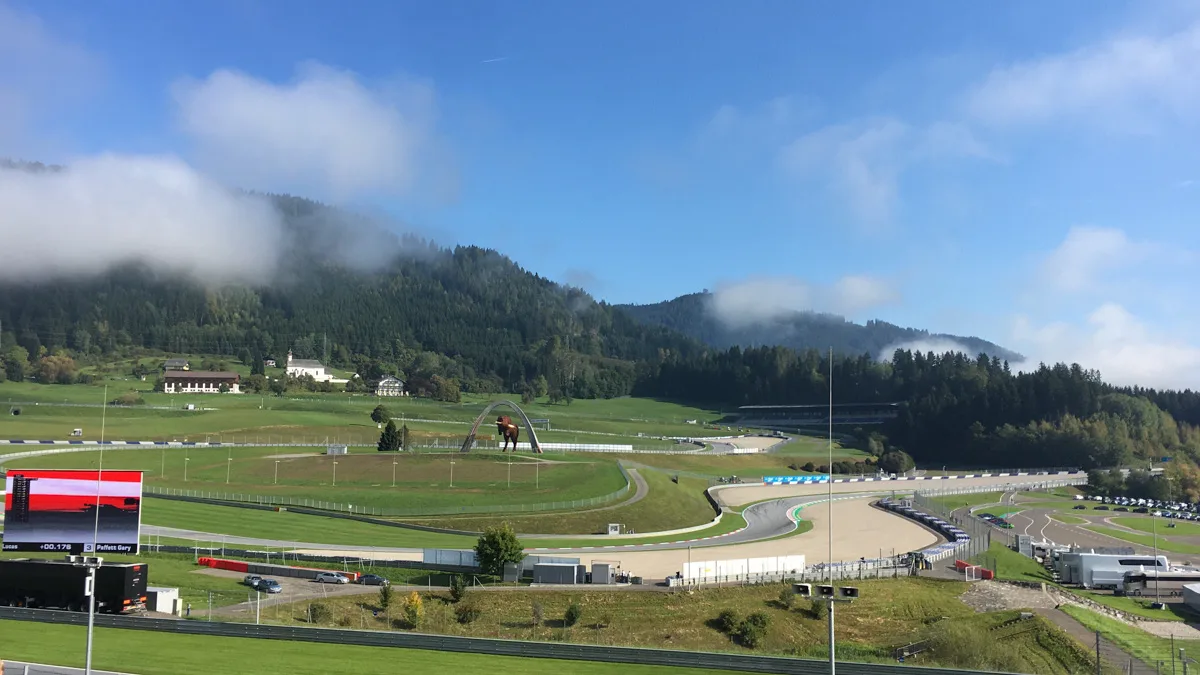 Red Bull Ring in Spielberg in de ochtend met wolken boven het circuit.