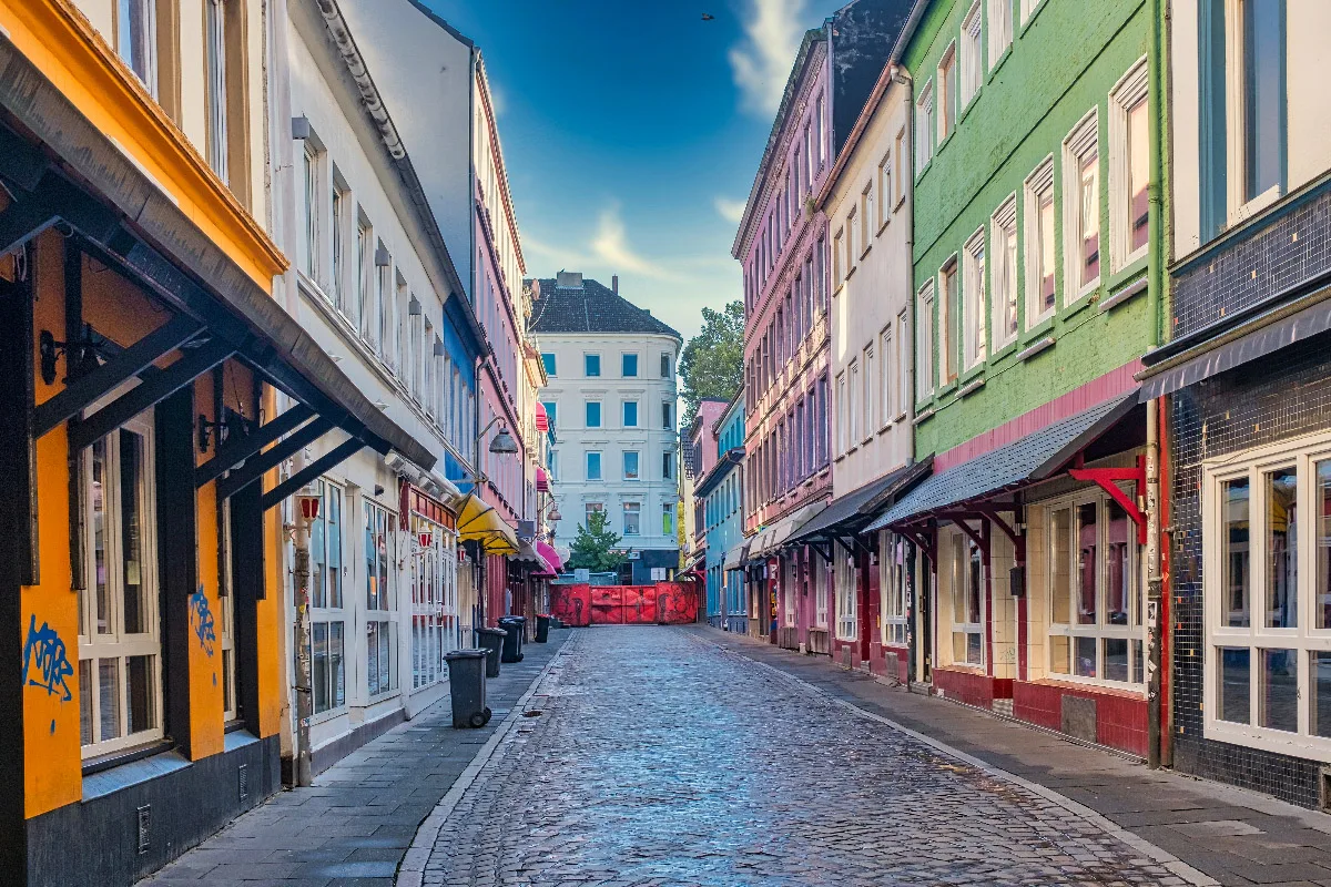 picture of colorful houses of the reeperbahn