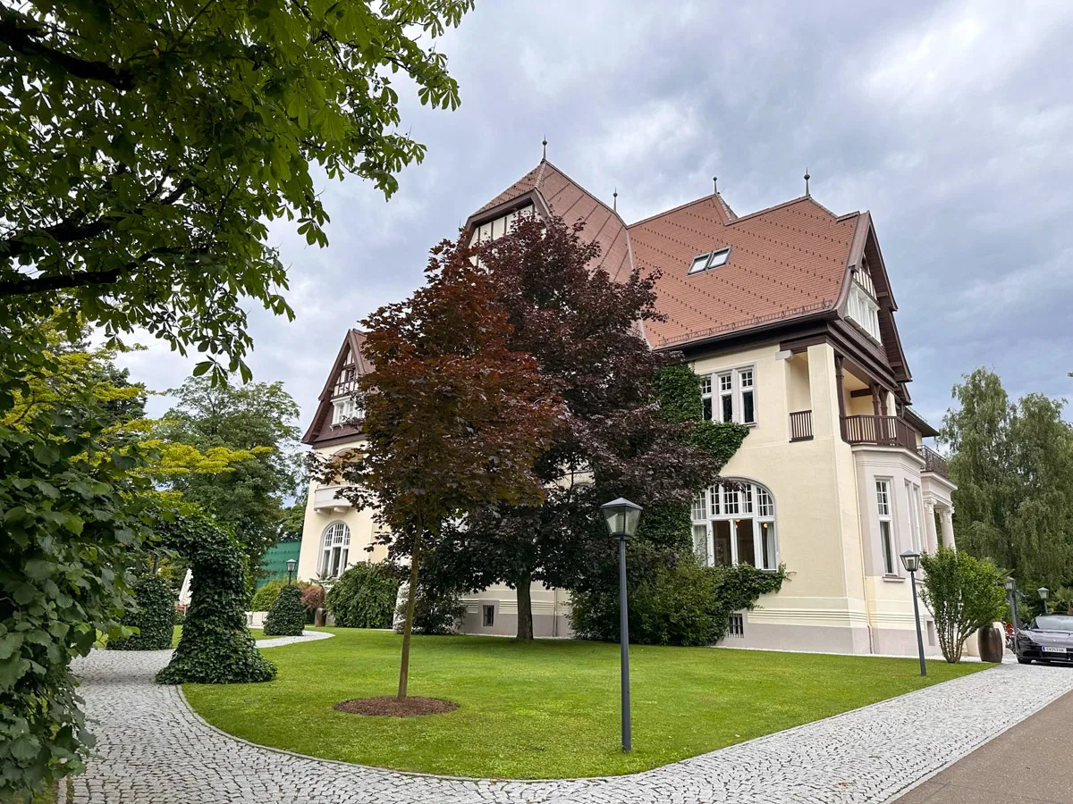 foto van een prachtig barok kasteel dat nu een hotel is in zeltweg genaamd steirerschloessl met bomen en een tuin