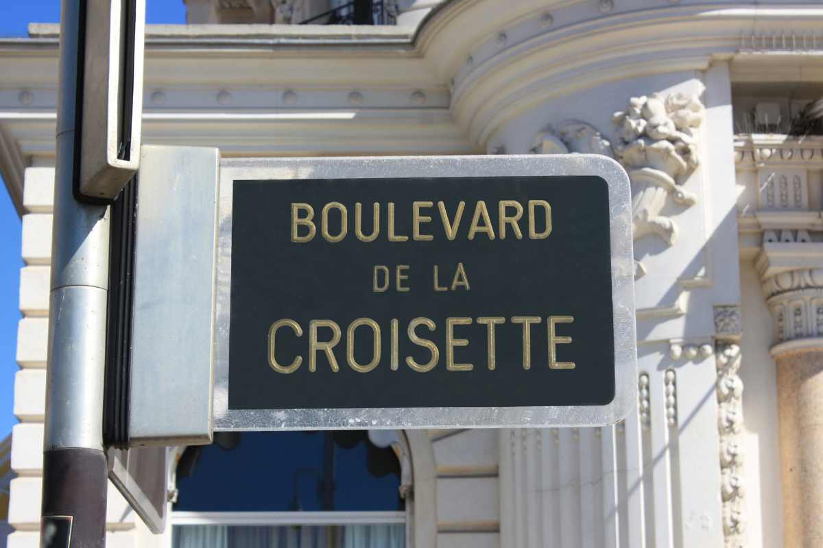 street sign saying: boulevard de la croisette