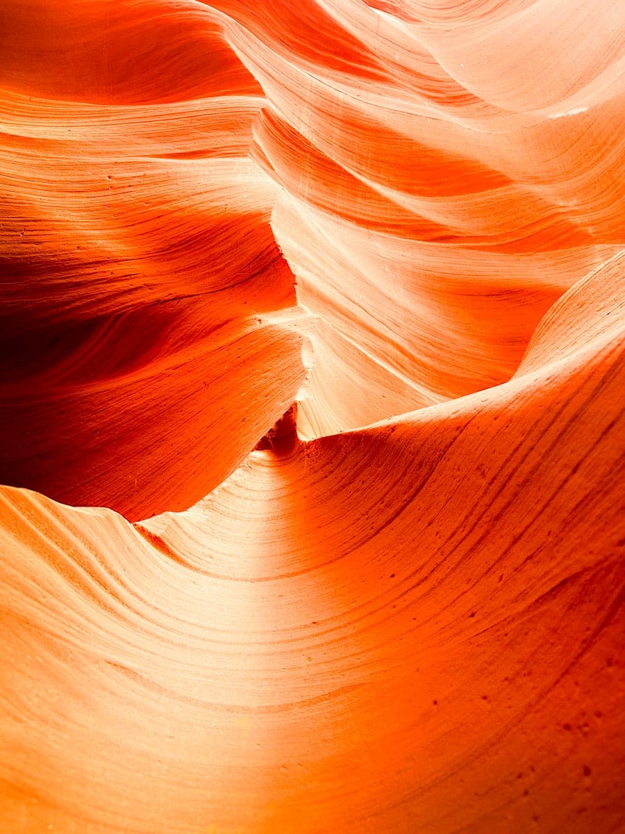 stunning picture of the sandstone formations in the lower antelope canyon
